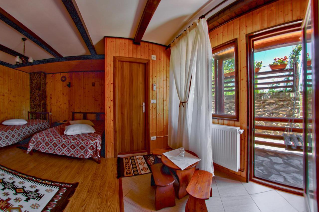 Pensiunea La Maria Lu' Sandoiu Hotel Poenari Exterior foto