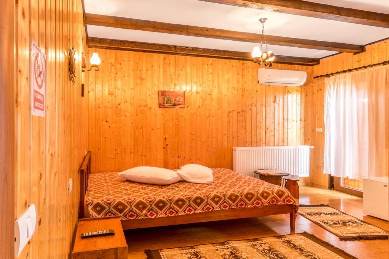 Pensiunea La Maria Lu' Sandoiu Hotel Poenari Exterior foto