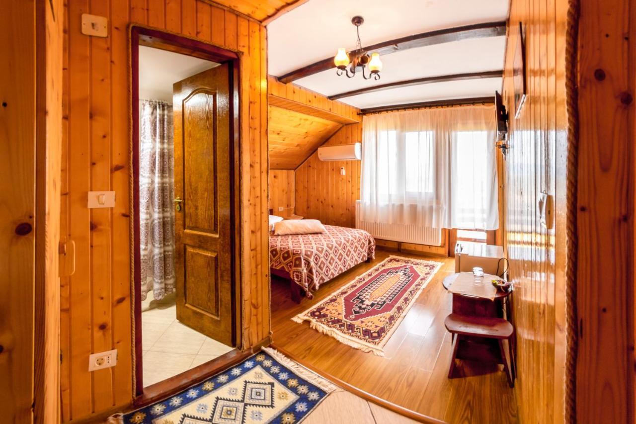 Pensiunea La Maria Lu' Sandoiu Hotel Poenari Exterior foto