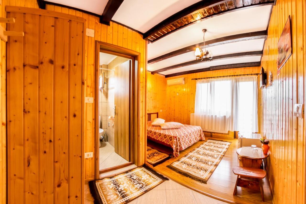 Pensiunea La Maria Lu' Sandoiu Hotel Poenari Exterior foto